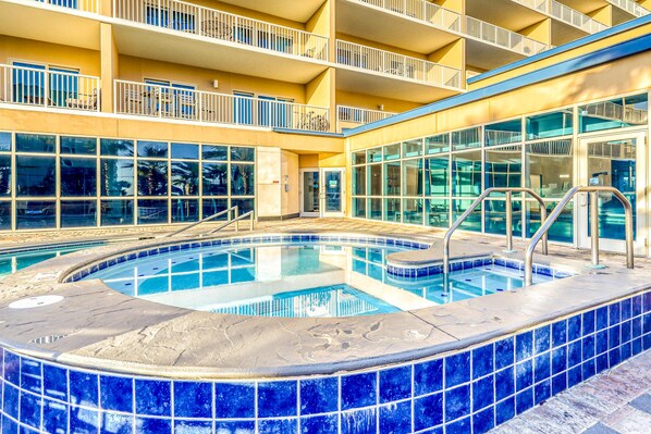 Pool - Luxury Gulf-view condo with pool, hot tub & sauna - walk to the beach (Gulf Shores)