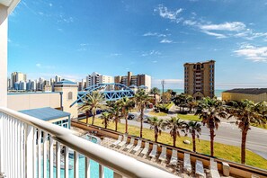 Property grounds - Luxury Gulf-view condo with pool, hot tub & sauna - walk to the beach (Gulf Shores)