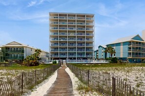 Exterior - Beachfront, corner condo w a furnished balcony, shared pool, & grilling area (Gulf Shores)