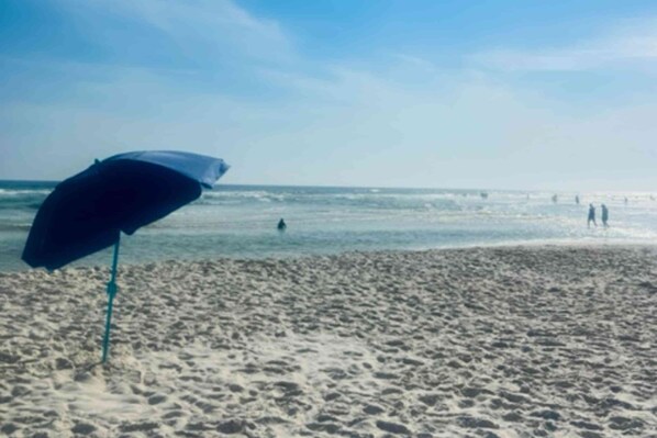 Beach nearby - Luxurious, two-story cottage near the beach w a full kitchen & shared pool (Gulf Shores)