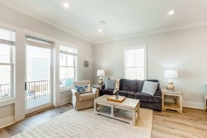 TV, offices - Luxurious, two-story cottage near the beach w a full kitchen & shared pool (Gulf Shores)