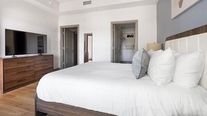 1 bedroom, desk, iron/ironing board, WiFi - Landing | Stylish 1BD, Clubhouse, Courtyard (Naples)