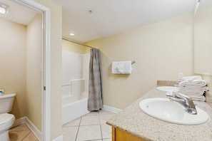 Shower, hair dryer, towels - Gulf condo w/ private balcony, stunning views, pools, & sauna (Gulf Shores)