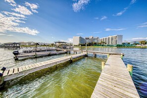 Marina - Condo w/ view of Little Lagoon, beach access, shared pools, hot tub, & pier (Gulf Shores)