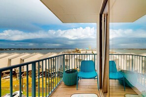 Property grounds - Condo w/ view of Little Lagoon, beach access, shared pools, hot tub, & pier (Gulf Shores)