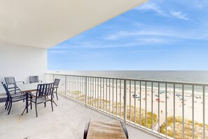 Outdoor dining - Beachfront condo with amazing views, multiple on-site pools & hot tubs (Gulf Shores)