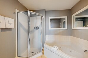 Shower, hair dryer, towels - Beachfront condo with amazing views, multiple on-site pools & hot tubs (Gulf Shores)