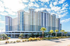 Exterior - Beachfront penthouse w/ amazing view, multiple pools, hot tubs, gym & sauna (Gulf Shores)
