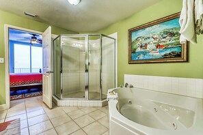 Shower, towels - Beachfront penthouse w/ amazing view, multiple pools, hot tubs, gym & sauna (Gulf Shores)
