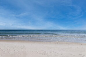 On the beach - Beachfront penthouse w/ amazing view, multiple pools, hot tubs, gym & sauna (Gulf Shores)
