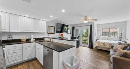 Modern studio with pools, sports courts, a gym & easy beach access