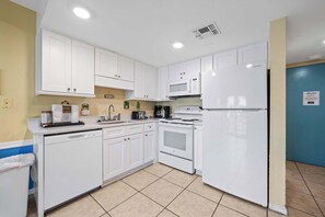 Fridge, microwave, oven, stovetop - Cozy waterfront getaway with pools, hot tub & tennis courts (Fort Morgan)