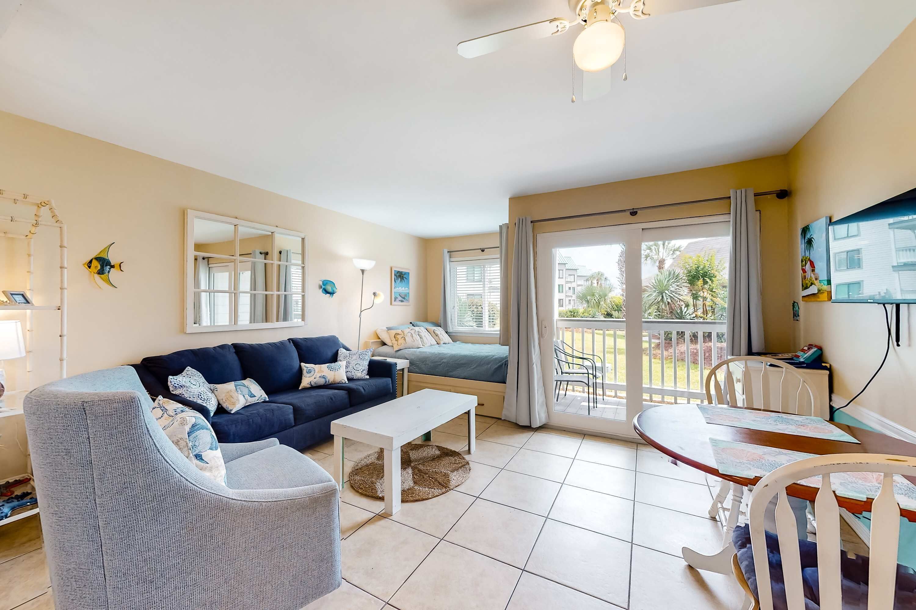 Téléviseur, lecteur de DVD, bureau