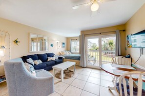 Téléviseur, lecteur de DVD, bureau