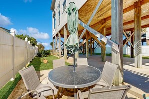 Outdoor dining - Beautiful Water Front Home in Historic Fairhope (Fairhope)