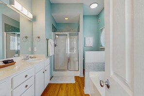 Shower, hair dryer, towels - Beautiful Water Front Home in Historic Fairhope (Fairhope)