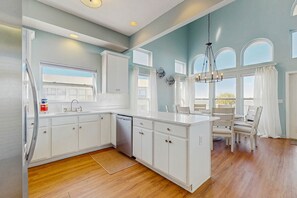 Fridge, microwave, oven, stovetop - Beautiful Water Front Home in Historic Fairhope (Fairhope)