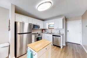 Fridge, microwave, oven, stovetop - Snowbird-friendly hotel suite with beach access, shared pool and dining (Fort Morgan)