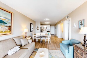 TV, DVD player - Snowbird-friendly hotel suite with beach access, shared pool and dining (Fort Morgan)
