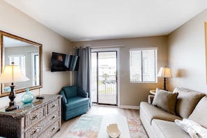 TV, DVD player - Snowbird-friendly hotel suite with beach access, shared pool and dining (Fort Morgan)