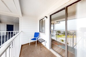 Property grounds - Snowbird-friendly hotel suite with beach access, shared pool and dining (Fort Morgan)