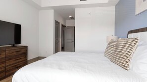 2 bedrooms, desk, iron/ironing board, WiFi - Landing | Amazing 2BD, Clubhouse, Courtyard (Naples)