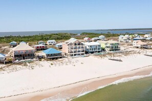 On the beach - Luxury Beachfront Estate in Fort Morgan | Private Pools, Elevators and Wedding-Friendly (Fort Morgan)