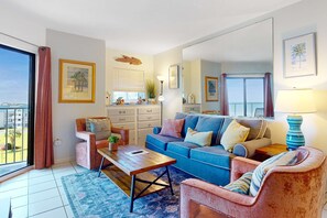 TV, DVD player, offices - Fun waterfront retreat with pools - snowbird-friendly (Fort Morgan)