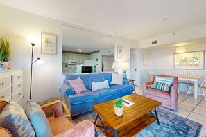 TV, DVD player, offices - Fun waterfront retreat with pools - snowbird-friendly (Fort Morgan)