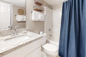 Shower, towels - Ground-floor condo with entertainment, shared pool, hot tub - near beach (Fort Morgan)