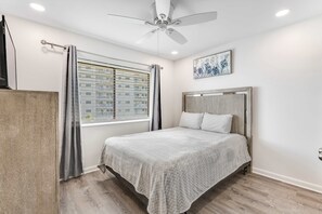 2 bedrooms, WiFi, bed sheets, wheelchair access - Beach-view retreat with shared gym, pool, and beach access (Fort Morgan)
