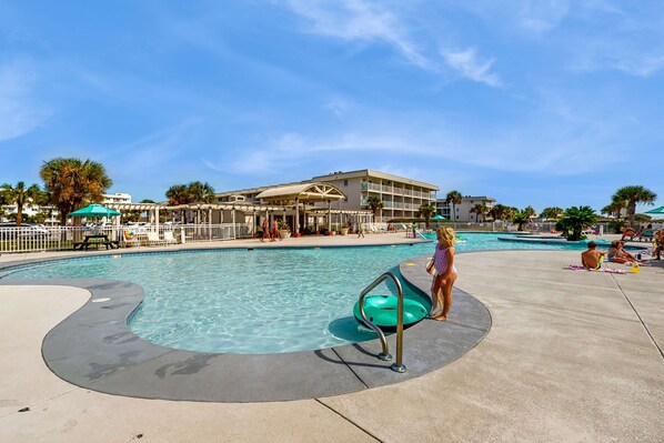 Pool - Beach-view retreat with shared gym, pool, and beach access (Fort Morgan)