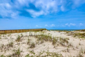 Beach nearby - Beach-view retreat with shared gym, pool, and beach access (Fort Morgan)