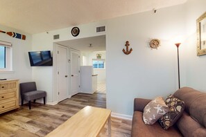 TV, DVD player - Waterfront retreat with Gulf views, pools (Fort Morgan)