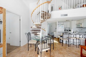 Dining - Loft-like condo with balcony, easy beach access, pools, hot tubs & tennis (Fort Morgan)