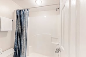Een douche, handdoeken