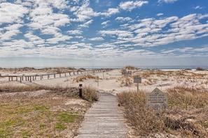 A boardwalk leading to a beach with a sign advising to wear shoes. - Remodeled Condo w Beautiful Gulf View, WiFi, AC & Shared Pools Hot Tubs Tennis (Fort Morgan)