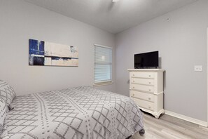 3 bedrooms, Internet, bed sheets - Bay View Condo w/ Deck, Assigned Boat Slip, WiFi, AC & Shared Pools/Hot Tubs (Fort Morgan)