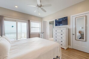4 bedrooms, iron/ironing board, travel cot, WiFi - Beach & Gulf-Front House with Beach Views, Balcony, Central AC (Fort Morgan)