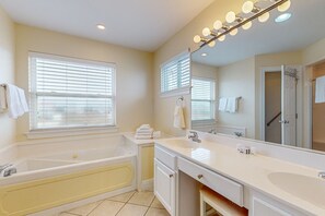 Shower, towels - Beach & Gulf-Front House with Beach Views, Balcony, Central AC (Fort Morgan)