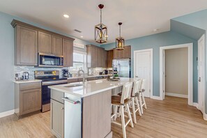 Fridge, microwave, oven, stovetop - Beach & Gulf-Front House with Beach Views, Balcony, Central AC (Fort Morgan)