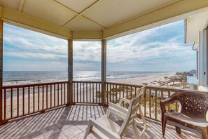 Property grounds - Beach & Gulf-Front House with Beach Views, Balcony, Central AC (Fort Morgan)