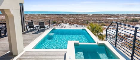 حمّام سباحة مُدفَّأ