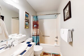 Shower, towels - Coastal Living Cottage on Mobile Bay with Private Beach Access (Fort Morgan)