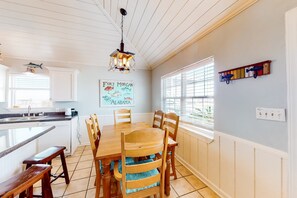 Dining - Coastal Living Cottage on Mobile Bay with Private Beach Access (Fort Morgan)