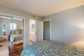 3 bedrooms, iron/ironing board, Internet, bed sheets - Spacious Oceanfront Home w Open Deck, Free WiFi & Amazing Views (Fort Morgan)