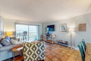 TV, offices - Spacious Oceanfront Home w Open Deck, Free WiFi & Amazing Views (Fort Morgan)