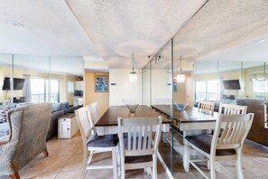 Dining - Condo with WiFi, pools, tennis courts & on-site gym (Fort Morgan)