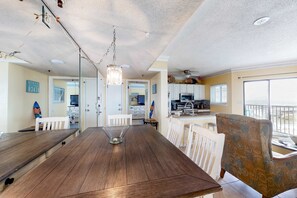 Dining - Condo with WiFi, pools, tennis courts & on-site gym (Fort Morgan)