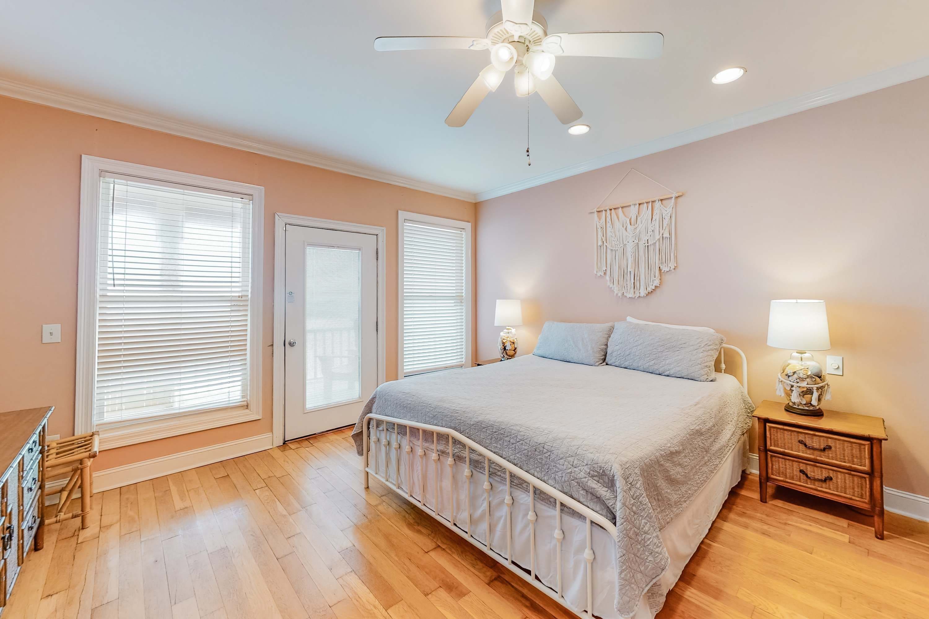 6 bedrooms, iron/ironing board, WiFi, bed sheets